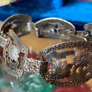 🌴Vintage Hammered floral repousse link bracelet